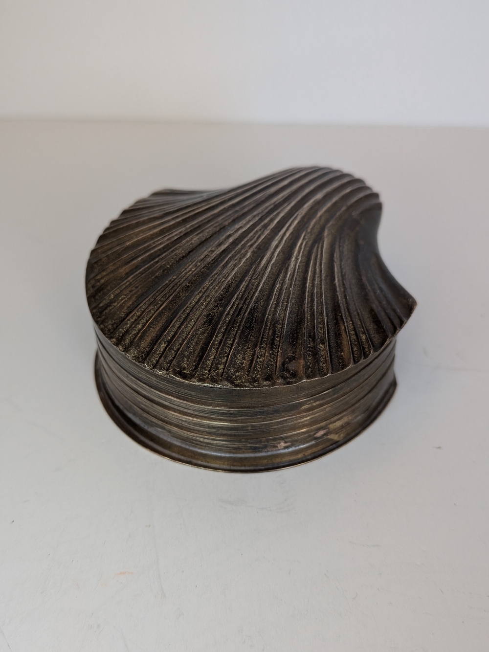 Vintage metal clam shell lidded trinket box jewelry ring